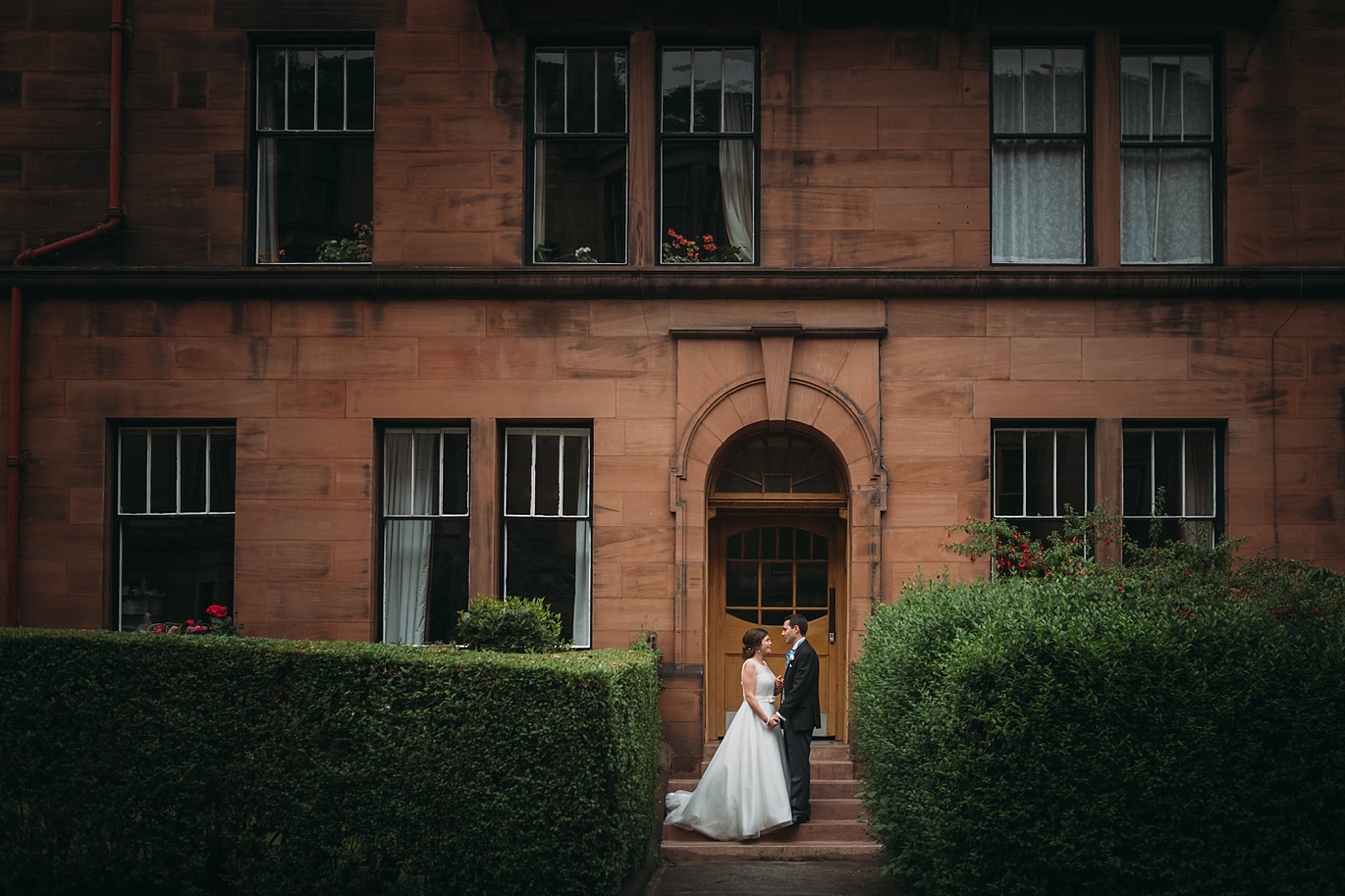 reception timeline - using weather app to know when rain is due to start for couples shoot in glasgow