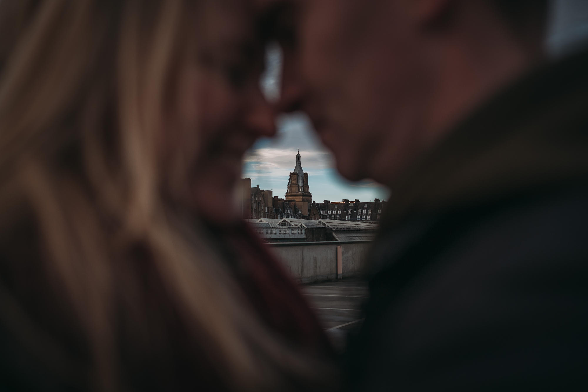 best wedding photographs of the glasgow skyline shot through a couple