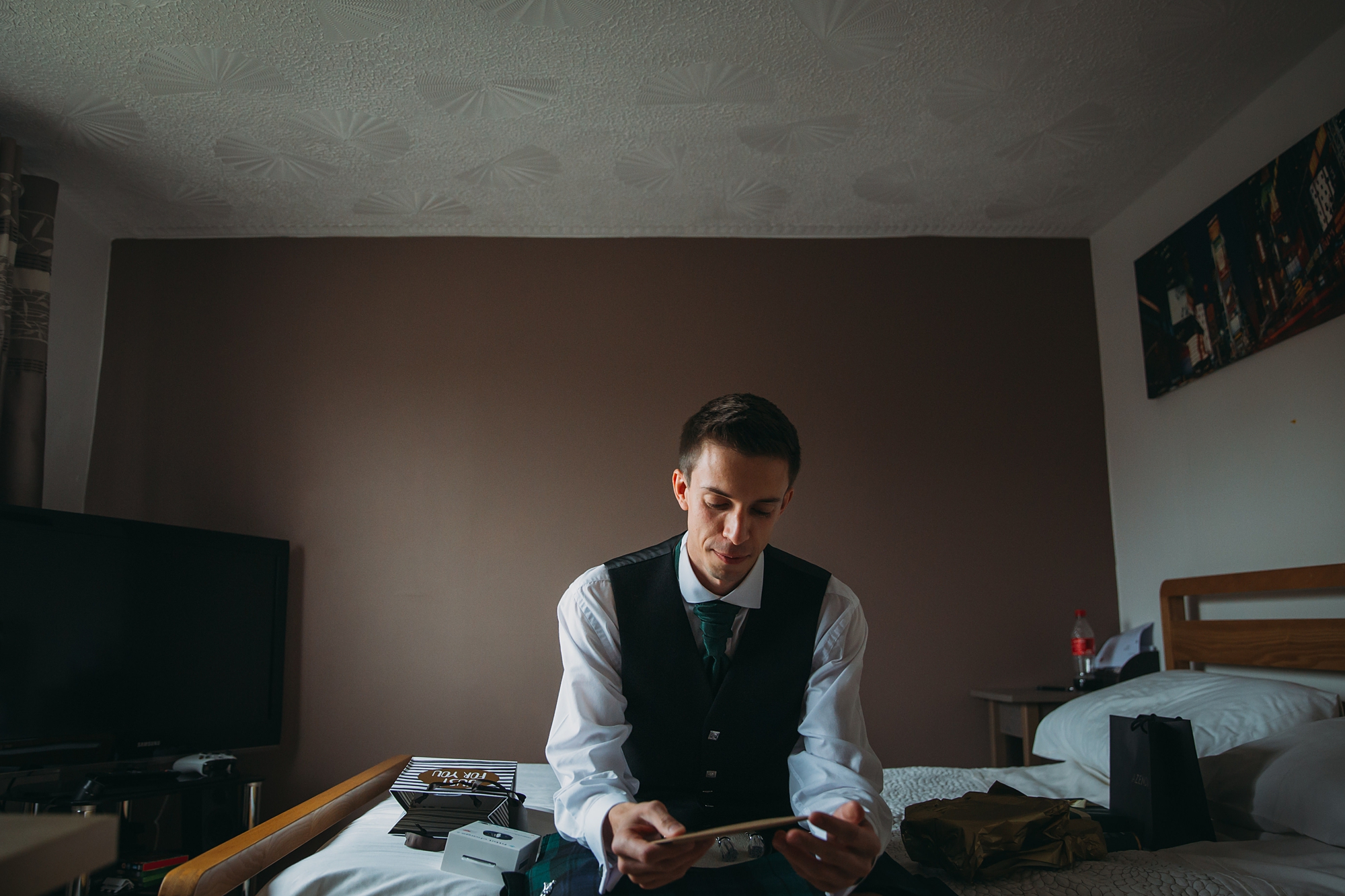 A groom reads a card from his wife to be in our best wedding photographs of 2017 blog