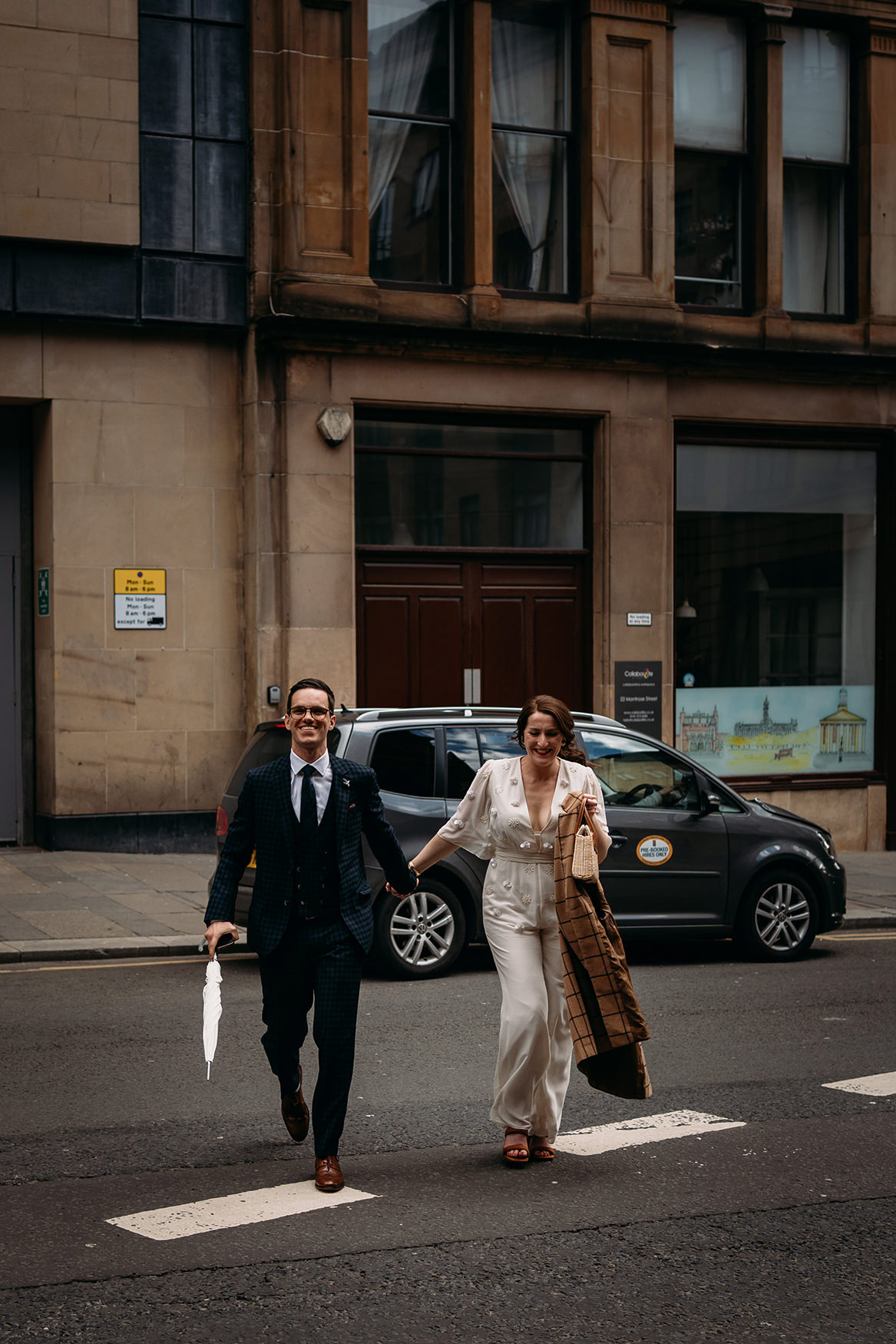 bride and groom arrive at their Glasgow City Chambers Wedding